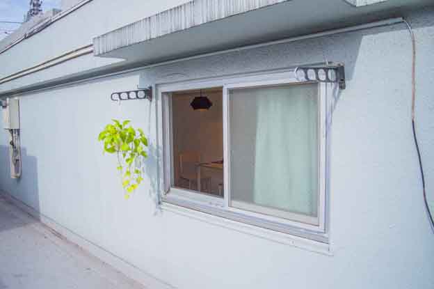 部屋の窓から顔を出す姿を屋上から引きで撮影可能
